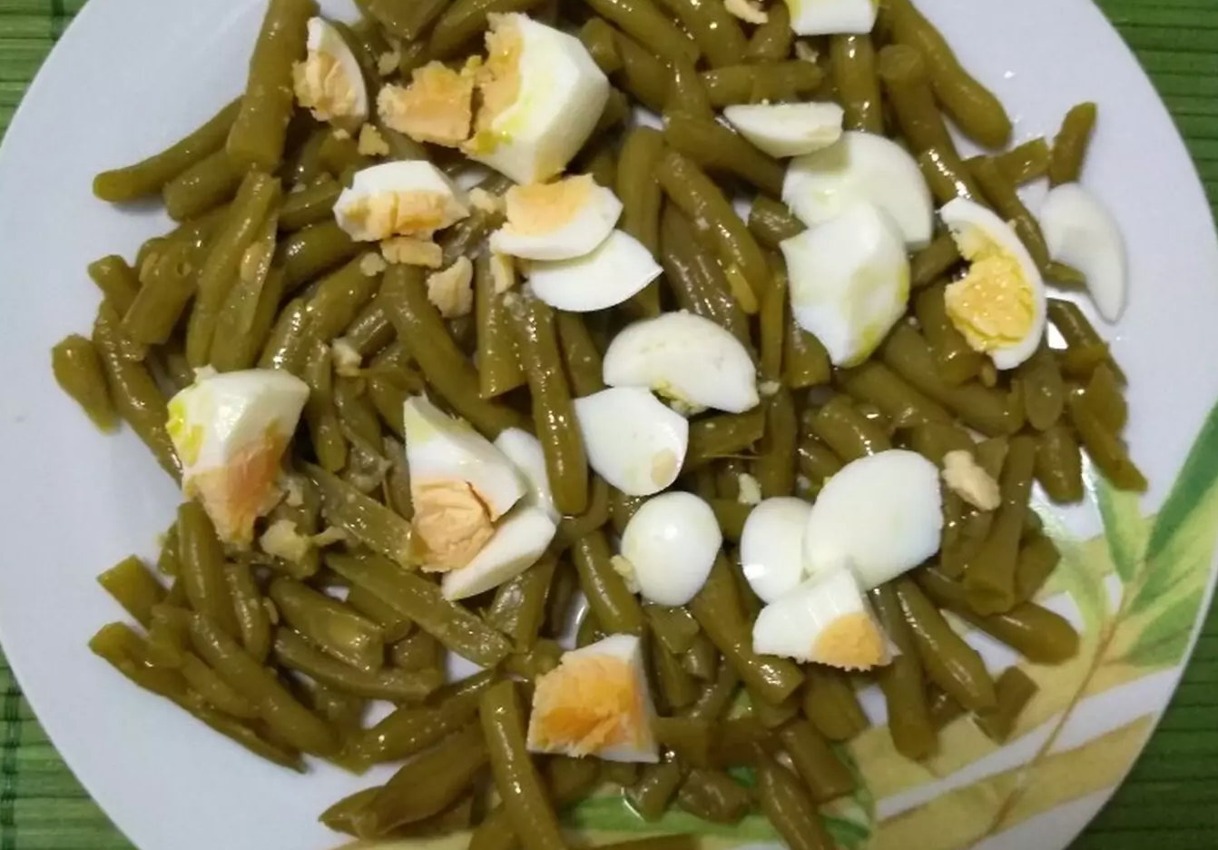 Judías con ajos y huevo